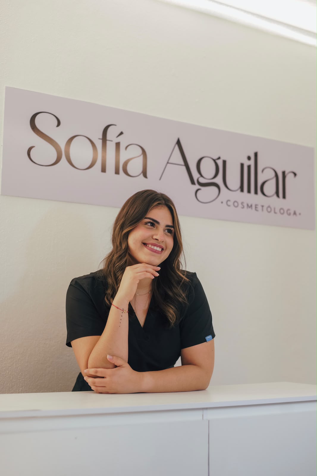 Sofía Aguilar realizando un tratamiento facial